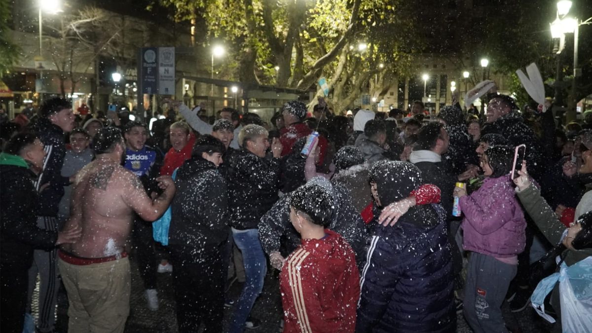Los festejos en la plaza Roca por el Triunfo de la Selección Argentina en la Copa América. Foto: Andrés Oviedo