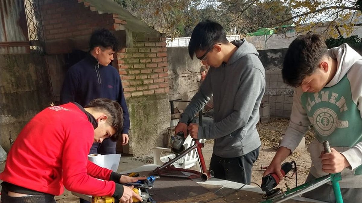 Los alumnos recolectaron bicicletas usadas en la localidad y en un taller ahora las desarman para reensamblarlas.