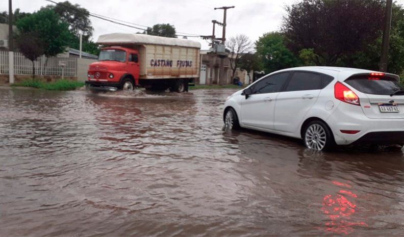 En medio del alerta para el sur de Córdoba, una fuerte tormenta dejó múltiples anegamientos en Huinca.