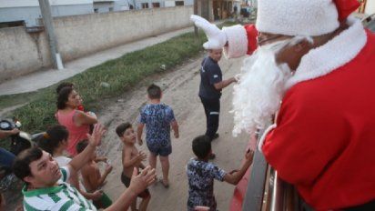 Con la caravana de Papá Noel, chicos y grandes revivieron el espíritu navideño