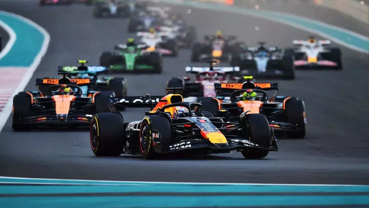 Max Verstappen encabezó el Gran Premio de Abu Dhabi desde la largada misma, seguido de los McLaren de Piastri y del nuevo campeón, Lando Norris