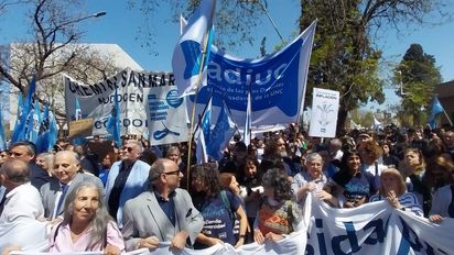Gran convocatoria en la marcha universitaria en Córdoba por la educación pública