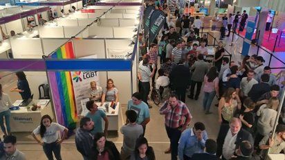 Capacitaciones y entrevistas laborales en la Feria de Empleo Joven