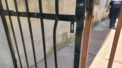 Rescatan a una nena que quedó atascada con la cabeza entre las rejas