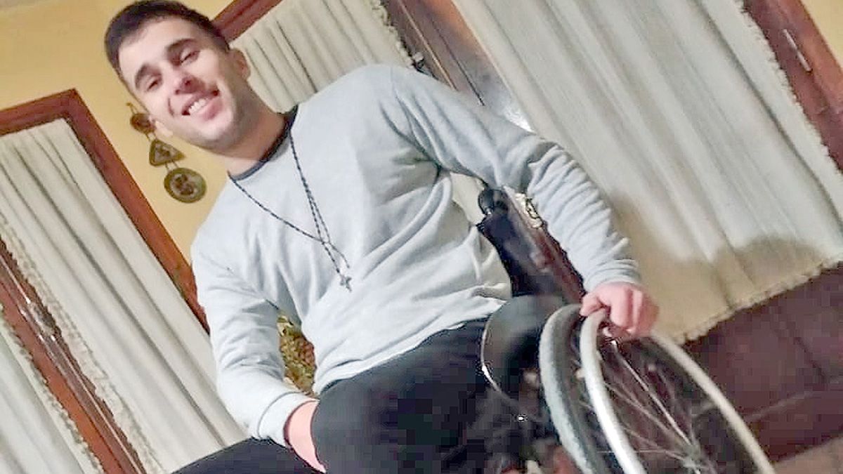 La lucha de Facundo para conseguir una silla de ruedas y lograr su autonomía