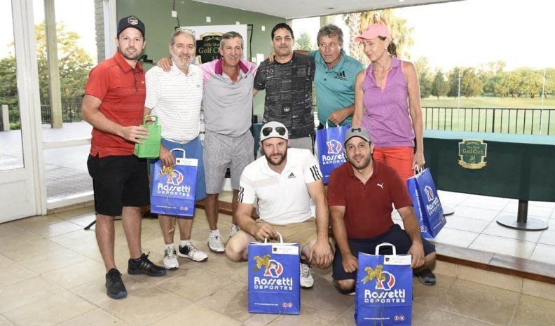 Los ganadores de las diferentes categorías posan junto al intendente Natalio Graglia tras la premiación del torneo Clausura, auspiciado por el Municipio villanovense.