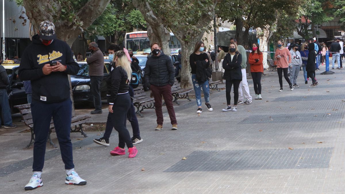 Las colas llegan a cuatro cuadras en el centro de Río Cuarto.