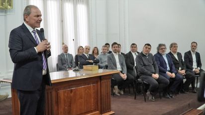 A los 16 subsecretarios que asumieron, De Rivas les pidió