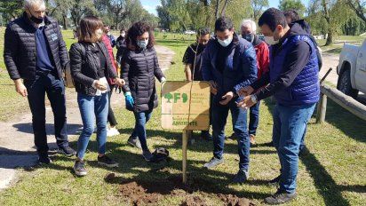 Unos 250 voluntarios plantaron 1.000 árboles en la costanera del río