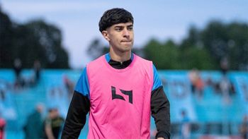 Tomás “Toto” Escobar, oriundo de Justo Daract, San Luis, y en el club desde 2025. El volante del León vivió una semana inolvidable: primera citación en Primera ante Aldosivi en el Candini y gol ante Independiente de Avellaneda en el Torneo Proyección. Tomás “Toto” Escobar, oriundo de Justo Daract, San Luis, y en el club desde 2025. El volante del León vivió una semana inolvidable: primera citación en Primera ante Aldosivi en el Candini y gol ante Independiente de Avellaneda en el Torneo Proyección.