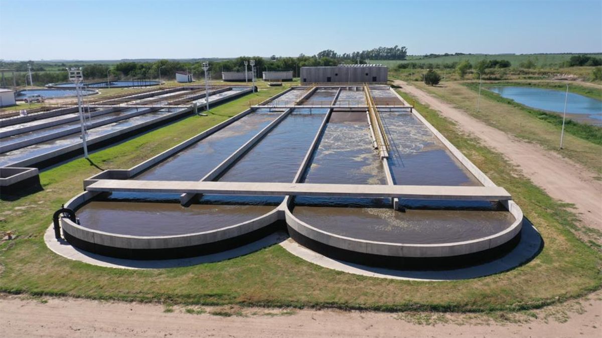 Imágenes de la visita del gobernador Schiaretti a la planta cloacal local.