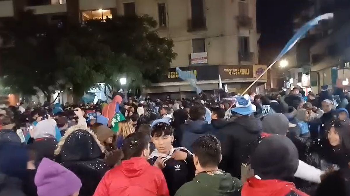 Los festejos en la plaza Roca por el Triunfo de la Selección Argentina en la Copa América. Foto: Andrés Oviedo