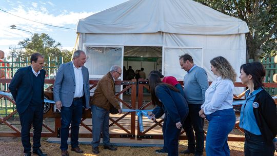 Las autoridades de la Rural, del Municipio y la Legislatura, ayer durante la tradicional apertura de tranquera. Las autoridades de la Rural, del Municipio y la Legislatura, ayer durante la tradicional apertura de tranquera.