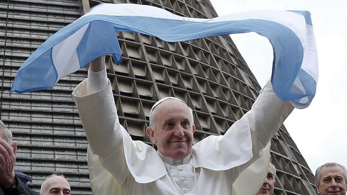 El papa Francisco pidió hoy que el mundo le regale paz por el décimo aniversario de su elección como pontífice.