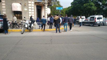 Comerciantes autoconvocados reclamaron durante un procedimiento en un bar