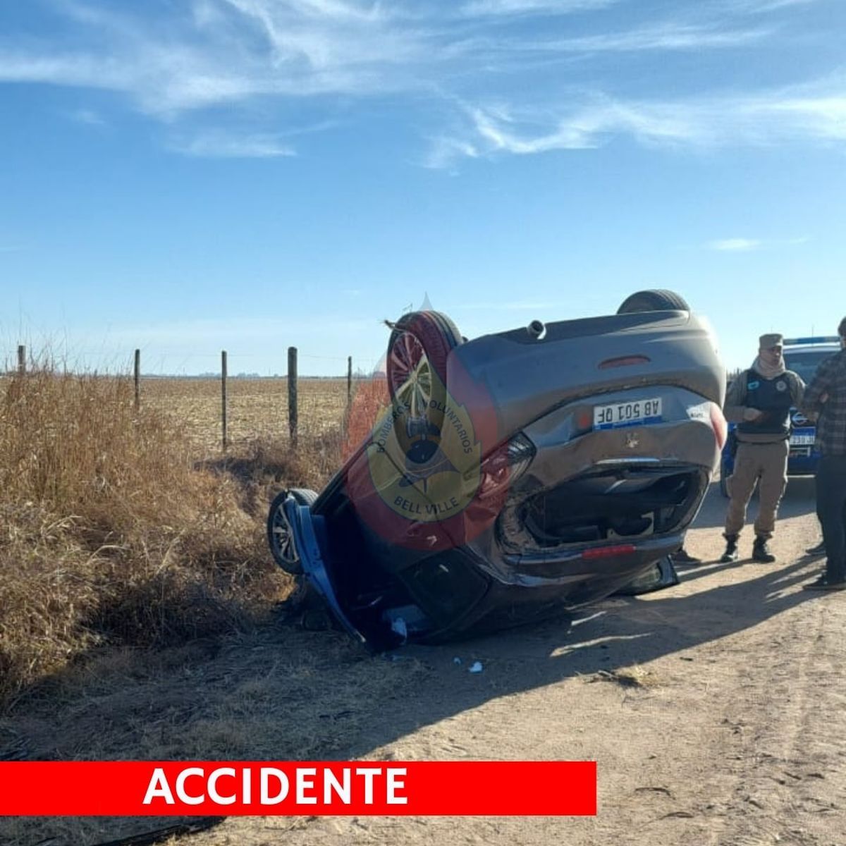 Un automóvil marca Peugeot 308 con dos ocupantes oriundos de Rosario volcó en un camino rural
