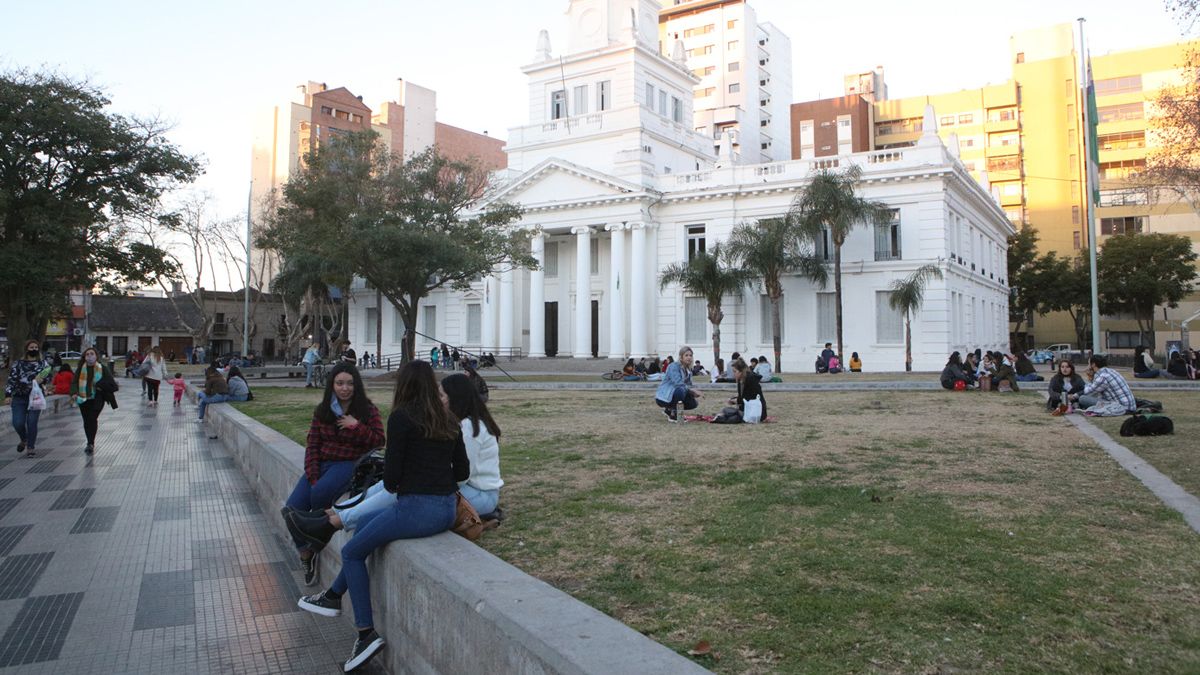 Las plazas y parques fueron los lugares elegidos para celebrar el Día del Amigo.