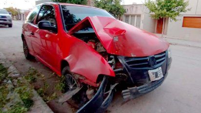Coronel Moldes: un auto se incrustó contra un árbol