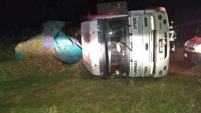 Un camionero de Cabrera protagonizó un vuelco cerca de Huinca: sufrió heridas