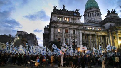 El Senado aprobó la ley para limitar los aumentos de tarifas