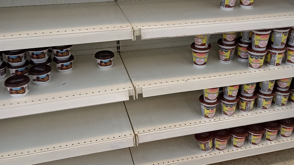 Las góndolas sufren el faltante de productos en los supermercados.