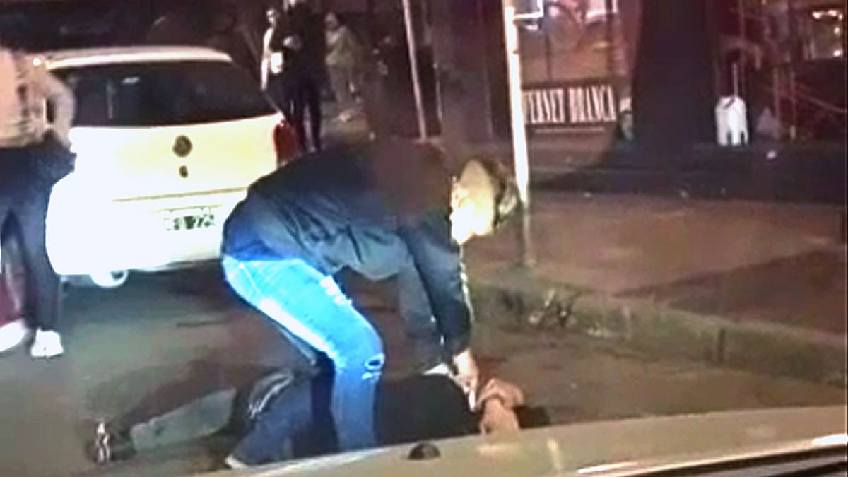 El video muestra al joven agresor con un arma de fuego en su mano.