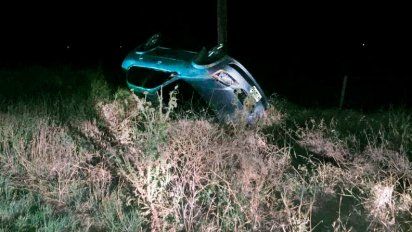 Una joven familia volcó en ruta E90: la mamá, embarazada, fue asistida