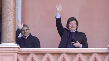 Milei y el ministro de Economía, Luis Caputo, defienden el modelo y sus resultados. Milei y el ministro de Economía, Luis Caputo, defienden el modelo y sus resultados.