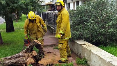 Asisten a las familias con viviendas inundadas y continúan las acciones en la vía pública