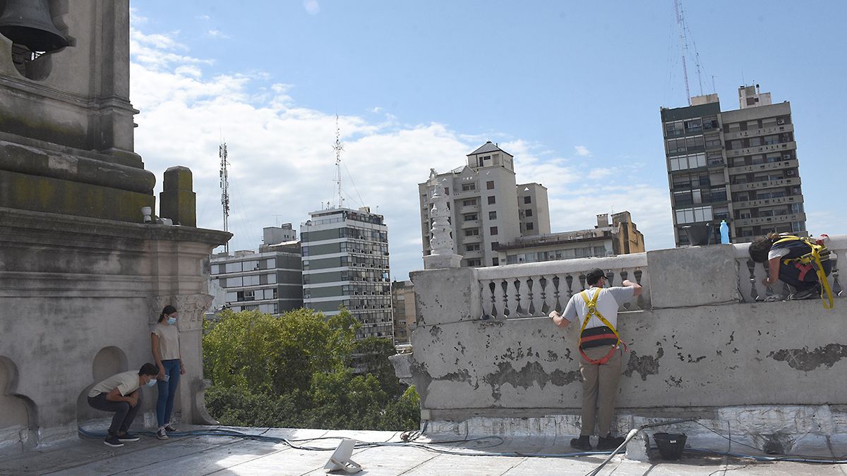 La reparación de la fachada implica la realización de trabajos a gran altura. Fotos: Estela Zogbe