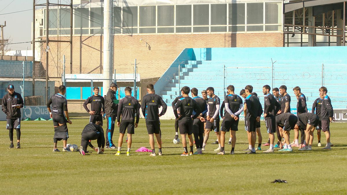 El plantel viajó en horas de la madrugada para concentrar y esperar al duelo de mañana descansados. Iván Delfino pudo definir a sus convocados y los mantiene en reserva.