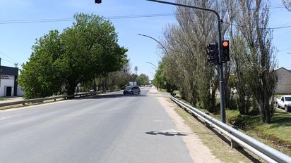 La Municipalidad instaló un nuevo semáforo sobre la Ruta 158 para mejorar la circulación en el acceso a los barrios Mariano Moreno y Las Acacias