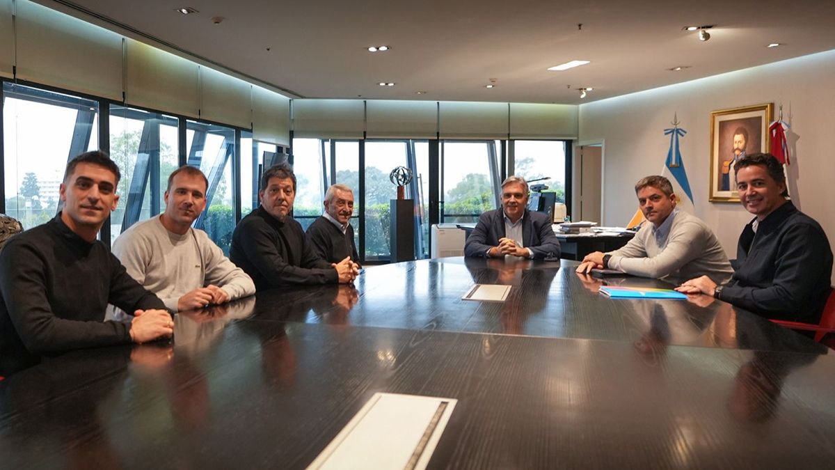 El Gobernador de Córdoba Martín Llaryora recibió a los directivos de la ACTC y los pilotos de nuestra provincia que participan en la categoría