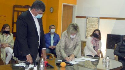 Sampacho: firma del acta para obra del playón polideportivo