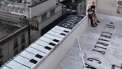 Mural homenaje a Charly García en la terraza de su propio edificio