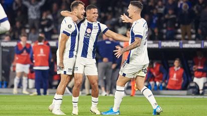 Talleres se hizo fuerte de local, venció 3 a 1 a Barcelona de Ecuador