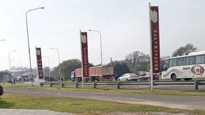 Holmberg: vecinos cortaron la ruta 8 en reclamo por la autovía