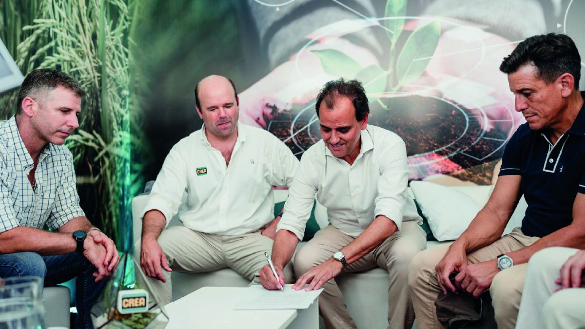 Llamosas firmó un convenio con CREA para impulsar el sector agropecuario en la región