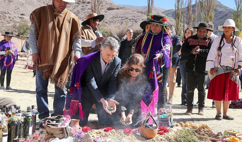 Macri y Juliana Awada, en la ceremonia realizada al pie del cerro de los Siete Colores.