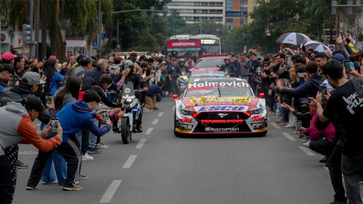 El TC en las calles de Córdoba, Mariano Werner con su Ford Mustang entre el público cordobés en la presentación de la vuelta de la categoría al Cabalen