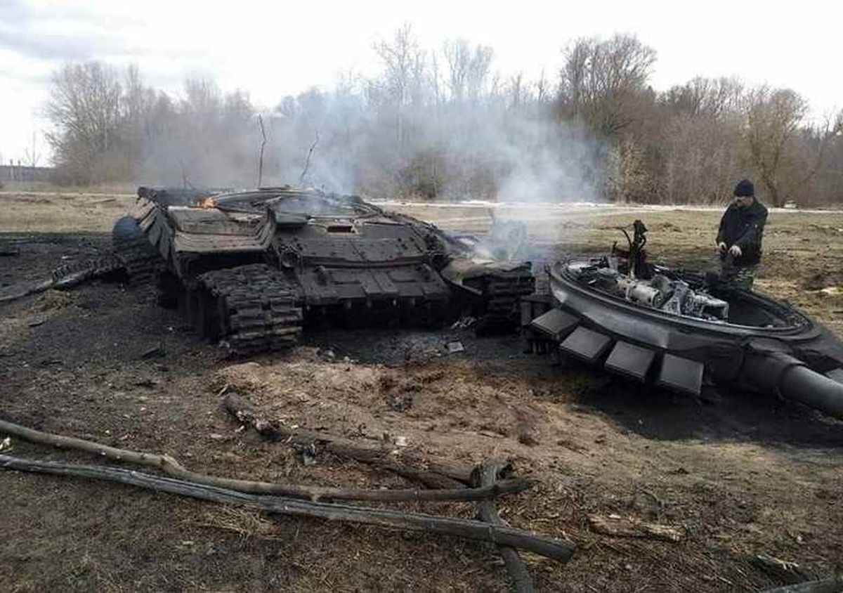 Imagen de un tanque ruso destruido difundida por las Fuerzas Armadas de Ucrania.