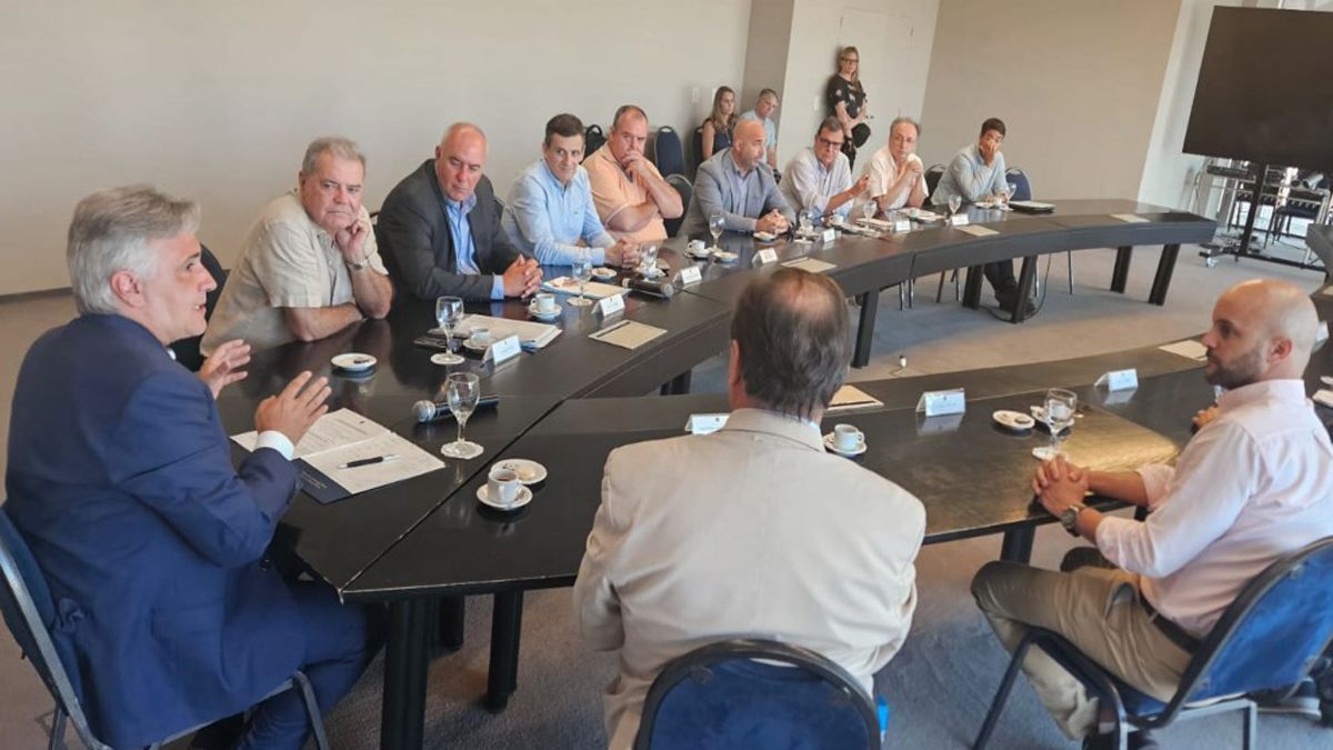 El gobernador Llaryora reunió a empresarios exportadores de la provincia para analizar el peso de las retenciones.