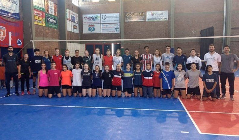 Los planteles de los seleccionados de Vóleibol de Córdoba categorías Sub-15 (masculina y femenina) entrenaron ayer en el gimnasio de Trinitarios.