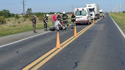 Una motociclista sufrió lesiones graves al chocar con un camión en la Ruta 7 a la altura de General Levalle