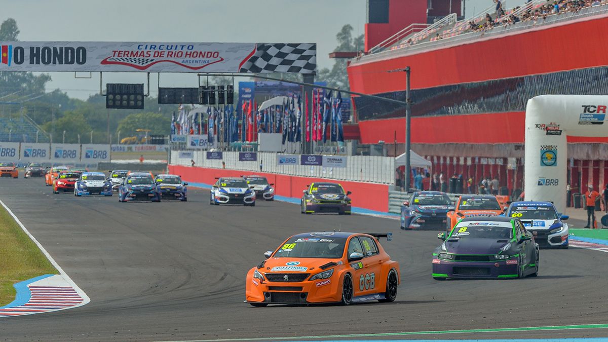 Facundo Marques lidera el pelotón del TCR South America en Termas de Río Hondo, donde finalizó segundo junto a Damián Fineschi