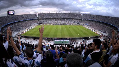 Una marea humana copó, vibró, saltó y festejó con la Scaloneta en el Monumental