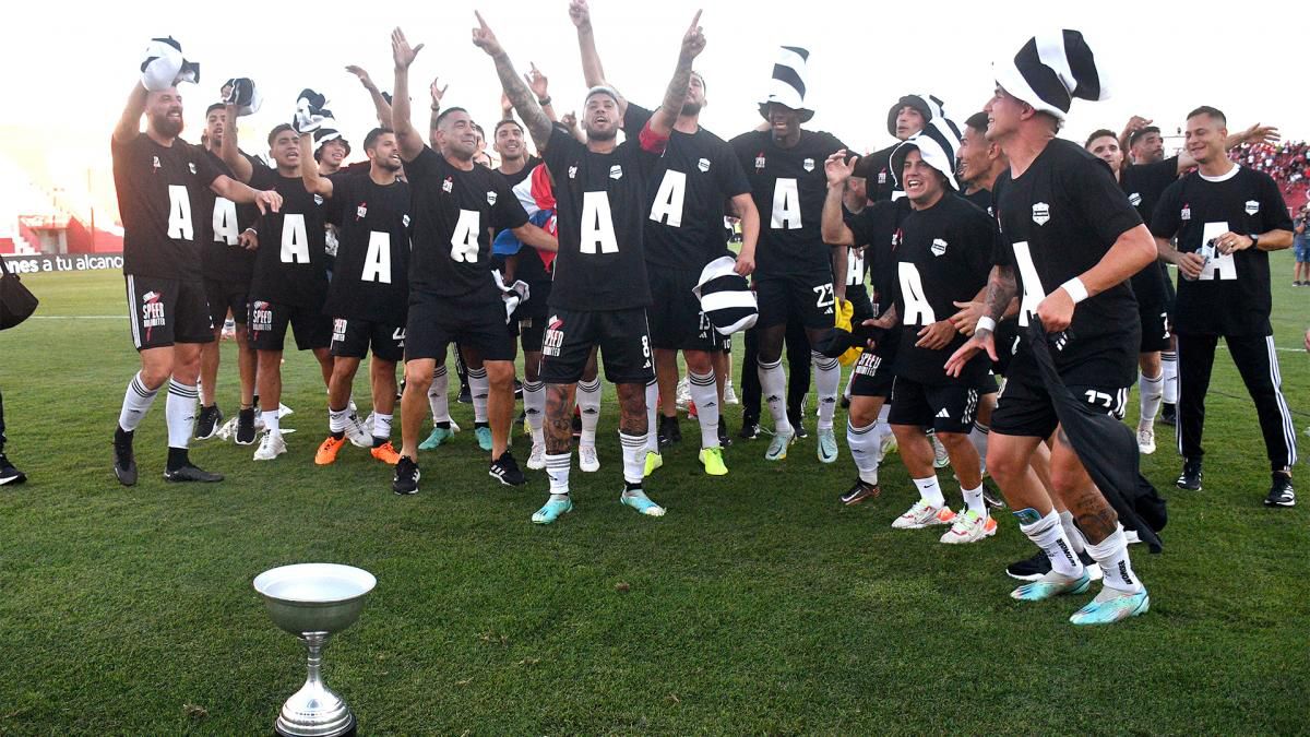 Deportivo Riestra festeja su triungo a Deportivo Maipú por 1 a 0 y su ascenso a la Liga Profesional de Fútbol