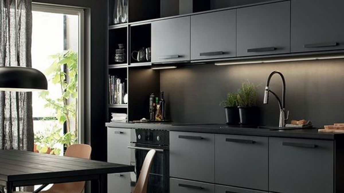 Deja que el color negro se apodere de toda tu cocina y tendrás un espacio Total Black - Imagen Pinterest