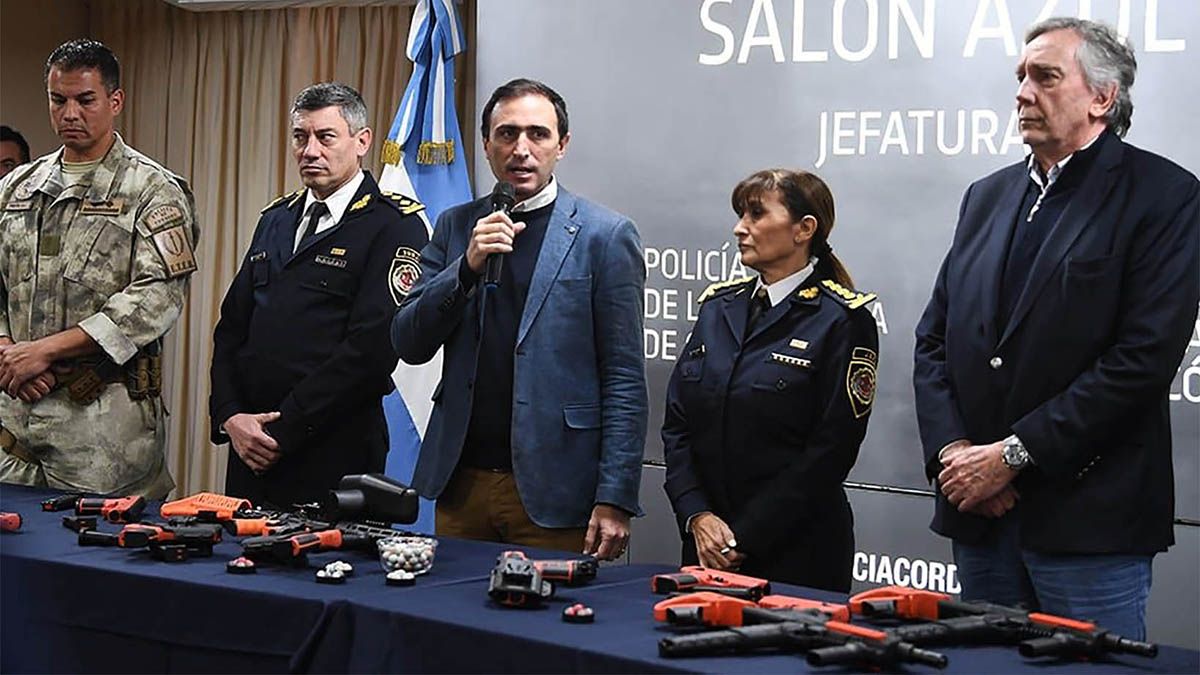 El ministro Julián López anunció la incorporación de las armas no letales.