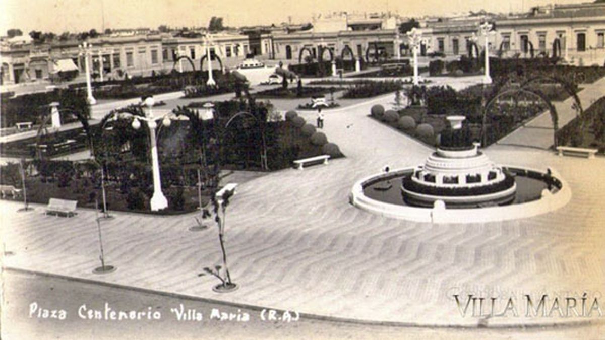 La Plaza Centenario y una foto de la época. Antes de ser plaza
